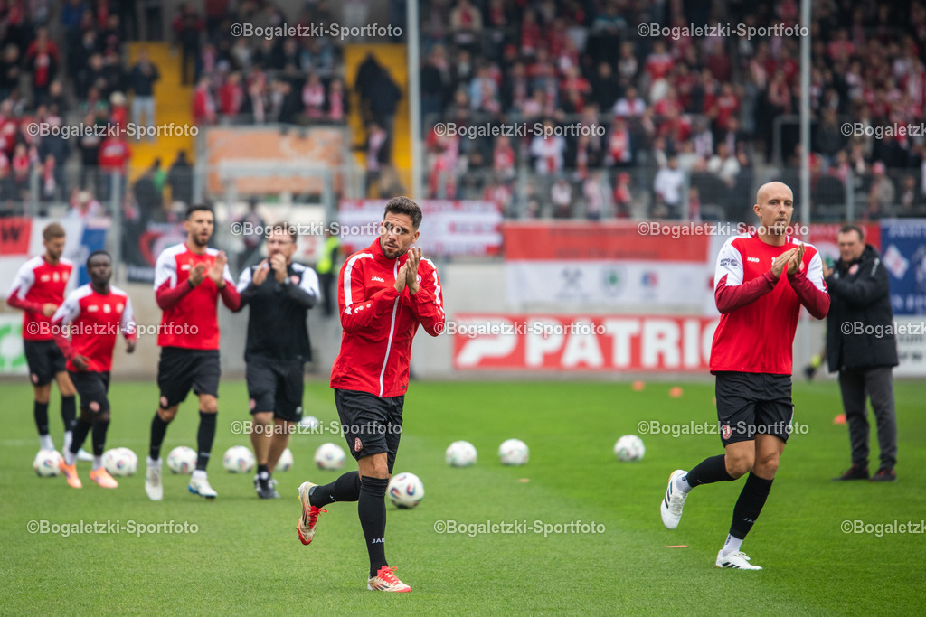 IMG_0034 | 11.10.2025, Fußball, Niederrheinpokal, Rot-Weiß Oberhausen - Rot-Weiss Essen: Rot-Weiss Essen kommt zum Aufwärmen aus der Kabine. Auf dem Bild: Tobias Kraulich (Rot-Weiss Essen #33), Ahmet Arslan (Rot-Weiss Essen #6) - Realisiert mit Pictrs.com