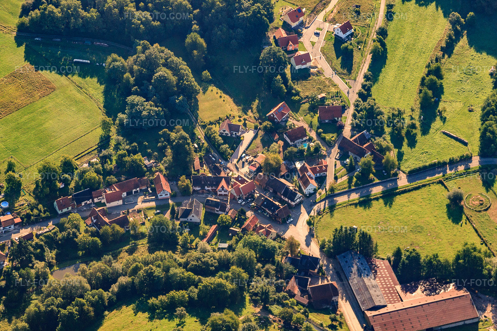 Aerial view: Petit district Wingen or Neudoerfel in Wingen in the state Bas-Rhin, France. – Photo: IMG_31084.jpg taken on 08/07/2010 by Werner Riehm/FLY-FOTO.com – Resolution of the original: 4752 x 3168 px