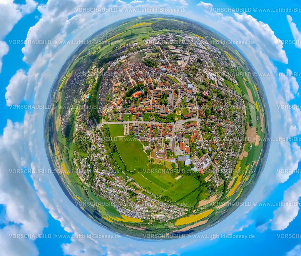 Brakel240590466Mitte | Luftbild, Wohngebiet Ortsansicht mit Altstadt Brakel und kath. Kirche St.Michael, Erdkugel, Fisheye Aufnahme, Fischaugen Aufnahme, 360 Grad Aufnahme, tiny world, little planet, fisheye Bild, Brakel, Ostwestfalen, Nordrhein-Westfalen, Deutschland