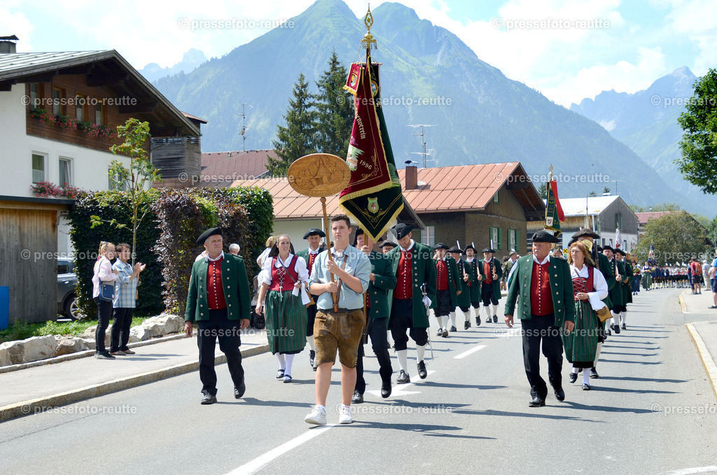 DIETERSHOFEN-ALLGAEU-news-2022-Juli24-Bezirksschuetzenfest-Elbigenalp-D51-DSC_1181 | Info aus dem Bezirk Reutte/Ausserfern Tirol sowie eine umfangreiche Bilddatenbank über die gesamte Region: Lechtal, Talkessel Reutte, Tannheimertal, Zwischentoren. Lech, Plansee, Zugspitze, Grenztunnel, B179, Fernpassstraße, Verkehr, Lawinen, Tradition, - Realisiert mit Pictrs.com