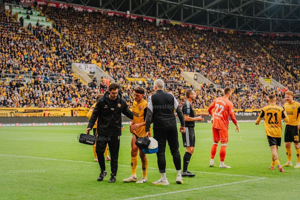 Dresdner SC - Allianz MTV Stuttgart, DEKRA 1. Bundesliga Frauen, Volleyball | Im Bild: Nicolai Rapp (6, SG Dynamo Dresden) wird abgeholt nach Verletzung18.10.2026, SG Dynamo Dresden - 1. FC Magdeburg, 2. BUNDESLIGA - 8. SPIELTAG, Fußball, Deutschland, Dresden, Rudolf-Harbig-Stadion
