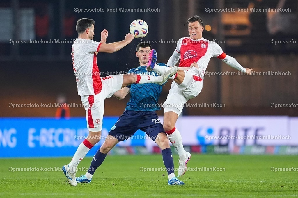 xYDRx01022601024 | 01.02.2026, xydrx, Fußball, 3.Liga, Rot-Weiss Essen - SV Wehen Wiesbaden, Saison 2025 2026, Stadion an der Hafenstraße: Klaus Gjasula (Rot-Weiss Essen #8) und Michael Schultz (Rot-Weiss Essen #4)im Zweikampf gegen Moritz Flotho (SV Wehen Wiesbaden #28)   DFB regulations prohibit any use of photographs as image sequences and or quasi-video. Photo: xYannisxDreimannxPressefotoKochx