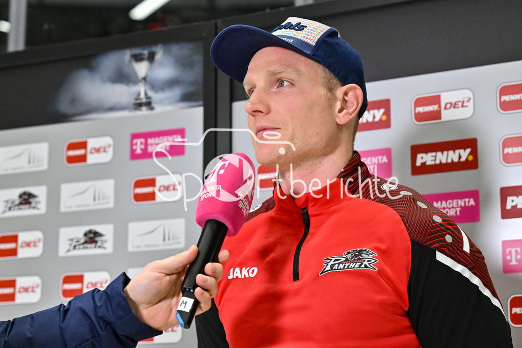 Augsburger Panther - Adler Mannheim | im Bild Alexander OBLINGER (Augsburger Panther #50) beim Interview von MagentaSport / DEL: Augsburger Panther - Adler Mannheim, Curt Frenzel Stadion am 26.12.2024