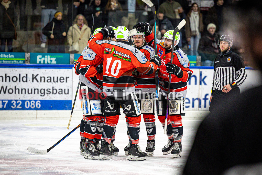 TSV Peißenberg MINERS gegen EHC Königsbrunn PINGUINE | Eishockey Bayernliga Herren Playoffs Viertelfinale 2024/25 - Spiel 6 von 7, TSV Peißenberg MINERS gegen EHC Königsbrunn PINGUINE, 20250221,Torjubel Maximilian MALZATZKI (MINERS 67),2025-02-21 in Peißenberg (Eisstadion Peißenberg)Maximilian MALZATZKI (MINERS 67)Copyright: WolfgangxLindner foto-lindner.de