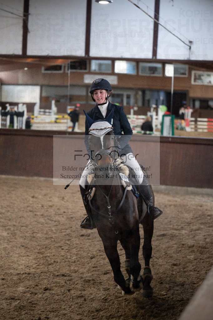 Hallenreittunier Voxtrup 2023 | Entdecke hochwertige Reitturnierfotos von Foto Oger. Professionell, emotional und authentisch – jetzt Lieblingsmomente im Shop bestellen.Deutschlandweite Turnierfotografie. - Realisiert mit Pictrs.com