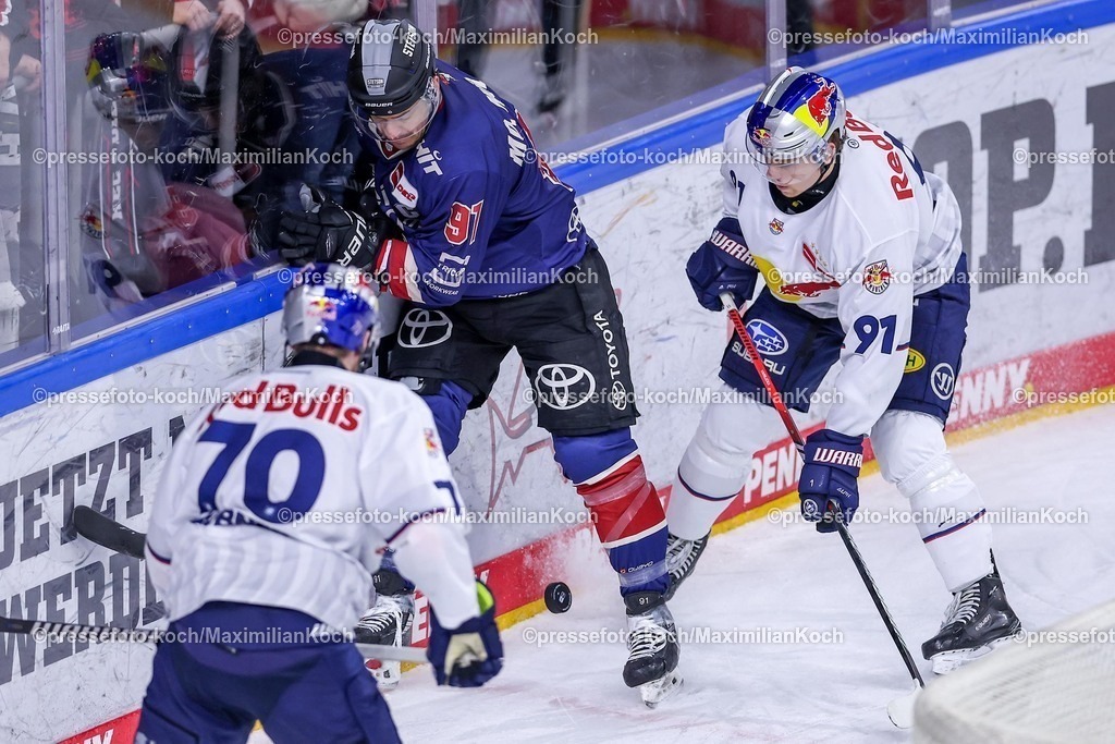 KEC03012501048 | 03.01.2025, Eishockey, Penny DEL, Kölner Haie - EHC Red Bull München, Spieltag 33, Lanxess-Arena Köln: Moritz Müller (Kölner Haie #91) kämpft gegen Filip Varejcka (EHC München #91) um den Puck