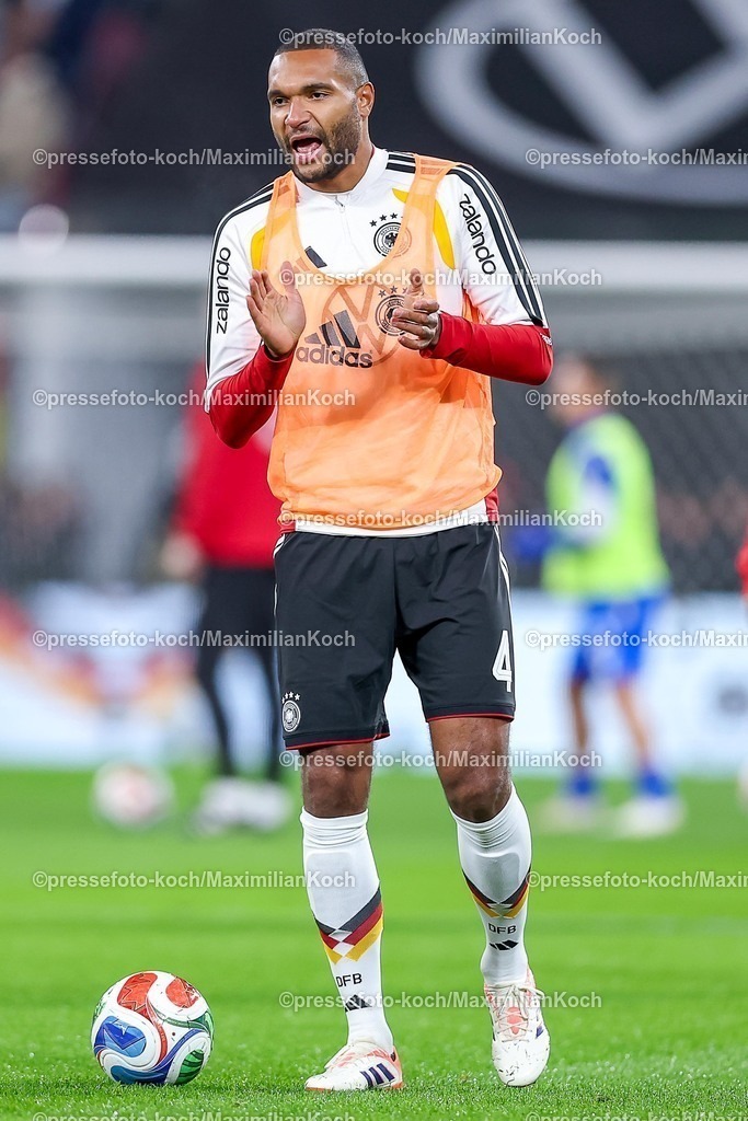 DFB17112501061 | 17.11.2025, Fußball, Länderspiel, WM-Qualifikation Europa, Deutschland - Slowakei, Red Bull Arena (Leipzig), 10. Spieltag, Saison 2025 2026: Jonathan Tah (GER #04)  beim Aufwärmen Training vor dem Spiel Regulations prohibit any use of photographs as image sequences and or quasi-video.