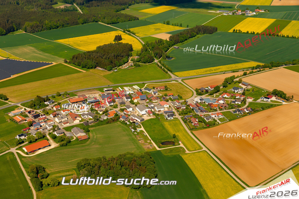 Das Luftbild zeigt : Winden Altmannstein - Die Luftaufnahme wurde 2024 vom UL-Flugzeug aus erstellt ( keine Drohne ) - Hochauflösende Luftaufnahme - Für grossformatige Ausdrucke geeignet. Die Geschenkidee !Mit Lizenz und Bildrechte bestellbar