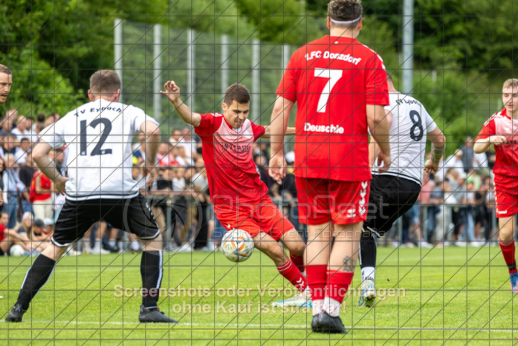 20250616_185805_0357 | #,  TV Eybach (weiß) vs. 1.FC Donzdorf II (rot), Fussball, Entscheidungsspiel 3 in Kreisliga A3 - Bezirk Neckar/Fils, Saison 2024/2025, Rasensportplatz, Staufenecker Str. 41, 73084 Salach, 16.06.2025 - 18:30 Uhr,Foto: PhotoPeet-Sportfotografie/Peter Harich