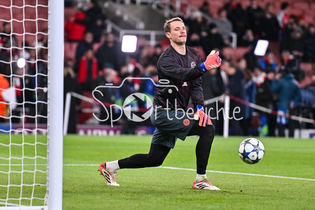Arsenal FC - FC Bayern München | LONDON, ENGLAND - 26. NOVEMBER: beim warmmachen Manuel NEUER (FC Bayern Munich 1) / Einzelfoto / Freisteller beim Ligaspiel zwischen Arsenal London und dem FC Bayern München am 5. Spieltag der UEFA Champions League im Emirates Stadium am 26.11.2025