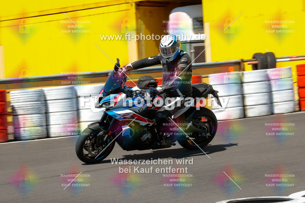 Moto-TeamOBK-22009 | Hier findet Ihr Bilder von Touristenfahrten auf der Nürburgring Nordschleife oder von anderen Veranstaltungen die ich besucht habe. Viel Spass beim Durch Schauen 