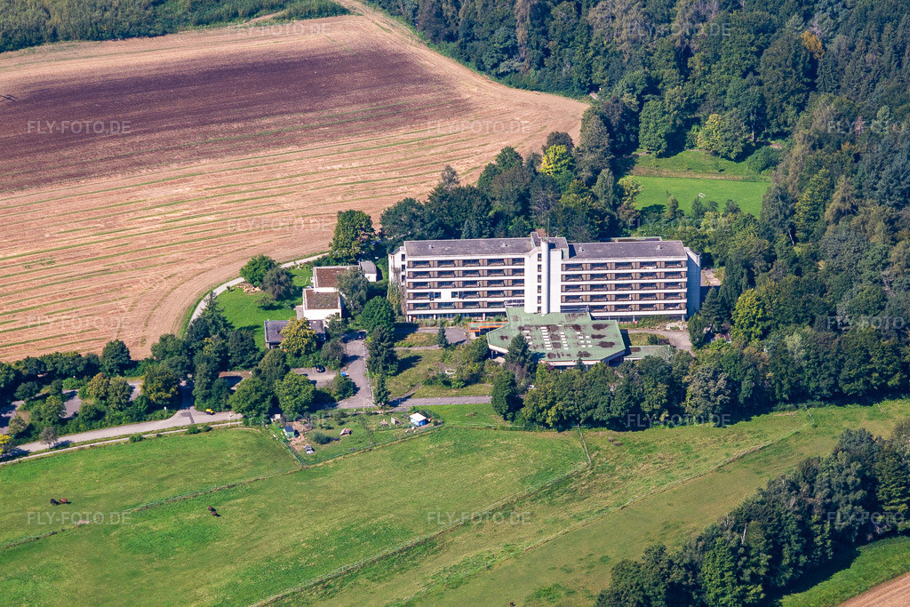 Luftbild: Verlassene und leerstehendes Klinikgelände des ehemaligen Krankenhauses Waldklinik im Ortsteil Zellerhof in Bad Schussenried im Bundesland Baden-Württemberg in Deutschland. Foto: IMG_129175.jpg vom 04.09.2021 durch Werner Riehm/FLY-FOTO.de