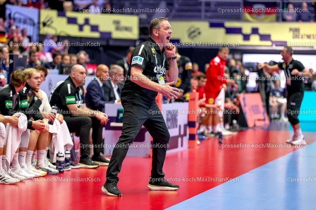 EHF15012602063 | 15.01.2026, Handball, Men's EHF EURO 2026, Deutschland - Östereich, Jyske Bank Boxen in Herning, Dänemark, Preliminary Round: Headcoach Alfred Gislason (Germany #hc) gestikulierend am Spielfeldrand  