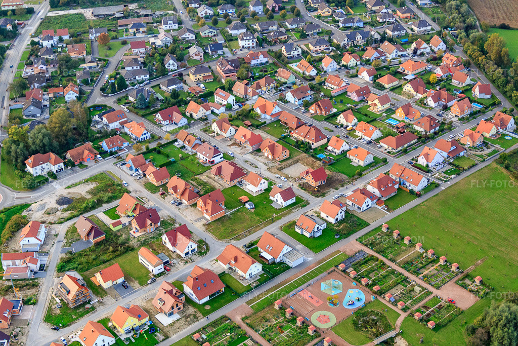 Aerial view: Rue de la Cascade in Beinheim in the state Bas-Rhin, France. – Photo: IMG_074444.jpg taken on 10/04/2014 by Werner Riehm/FLY-FOTO.com – Resolution of the original: 5472 x 3648 px