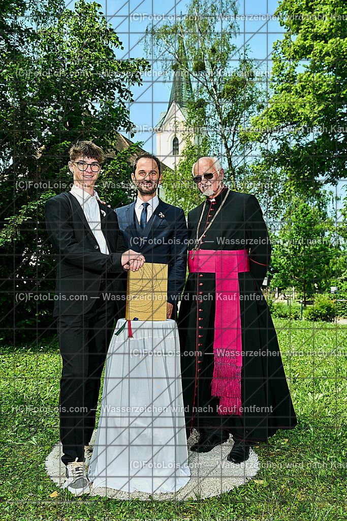 ALP2742_Pfarrfirmung Wieselburg_Firmling-Pate-Firmspender | (C)FotoLois.com, Alois Spandl, Pfarrfirmung in Wieselburg mit Firmspender Eduard Gruber (ehemaliger Generalvikar der Diözese St. Pölten), Firmling, Pate mit Firmspender und Familie, Sa 3. Juni 2023.