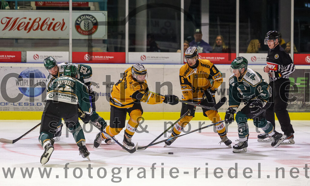 2025-08-22_140_TSV_Erding_gegen_EV_Fuessen | Erding, Deutschland, 22.08.2025:Eishockey, Oberliga Süd 2025 / 2026, Testspiel, TSV Erding gegen EV Füssen, Endergebnis: 1:4Grady Hobbs (Erding Gladiators, #22), Vincent Wiedemann (EV Füssen, #8), Ondrej Zelenka (EV Füssen, #6), Thomas Brandl (Erding Gladiators, #11)Foto: Christian Riedel / fotografie-riedel.net