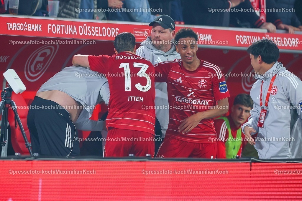 F9527022601055 | 27.02.2026, Fußball, Fortuna Düsseldorf - VfL Bochum, 2. Fußball Bundesliga, Merkur Spiel-Arena, Saison 2025 2026: Torjubel nach dem Tor zum 1:0 durch Torschütze Cedric Itten&nbsp;(Fortuna Düsseldorf #13) zusammen mit dem  Staff auf der Bank DFB regulations prohibit any use of photographs as image sequences and or quasi-video.