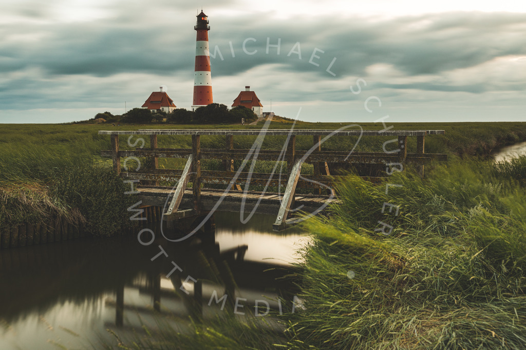 2021-07-19 Westerhever Nordsee - 049 | Leuchtturm Westerhever mit Brückenspiegelung - Realisiert mit Pictrs.com