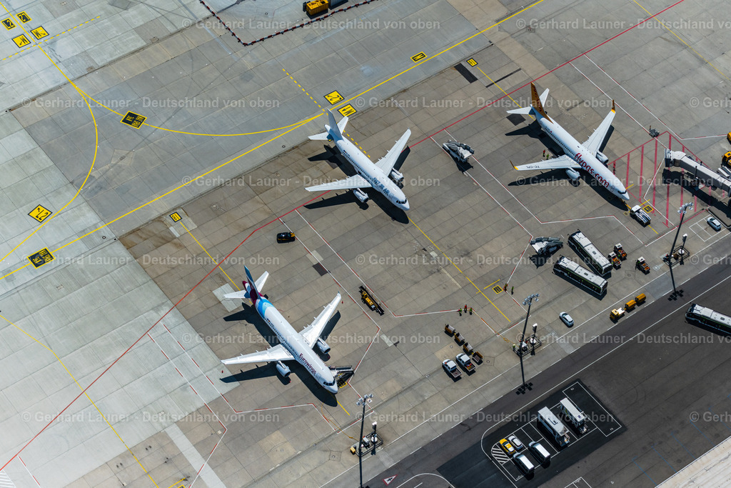 4046597 | FILDERSTADT 19.07.2021 Passagierflugzeuge auf der Parkposition - Abstellfläche auf dem Flughafen Stuttgart in Filderstadt im Bundesland Baden-Württemberg, Deutschland. Weiterführende Informationen bei: Flughafen Stuttgart GmbH. // Passenger airplanes in parking position - parking area at the airport Stuttgart in Filderstadt in the state Baden-Wuerttemberg, Germany. Further information at: Flughafen Stuttgart GmbH. Foto: Gerhard Launer