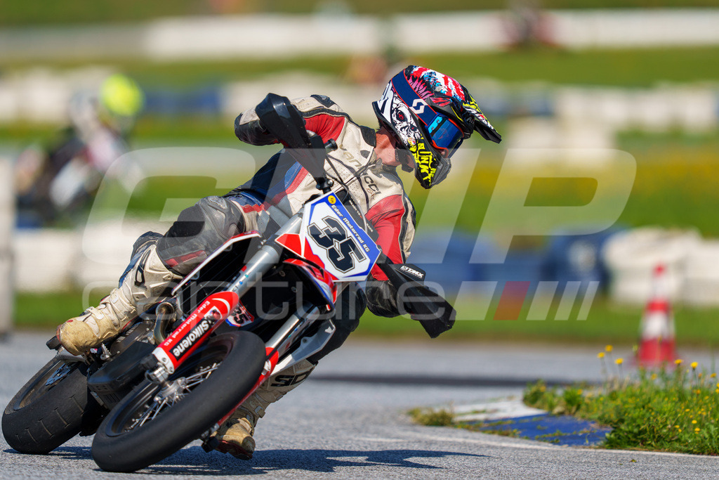 SuperMoto_Staatsmeisterschaft_Greinbach_232 | GRIPcapture steht für authentische Sportfotografie in Österreich – für Momente, die mehr sind als Geschwindigkeit oder Ergebnis. Es geht um Emotion, Spannung, Fokus und den Augenblick, der oft nur einen Wimpernschlag dauert.Ob Motorsport, Teamsport oder 