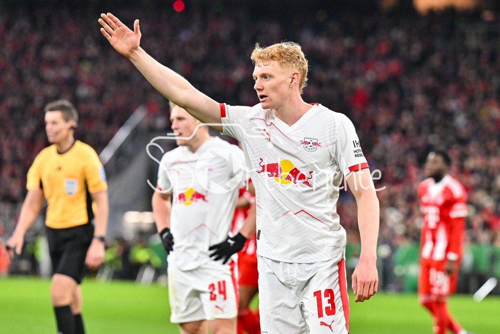 FC Bayern München - RB Leipzig | MUNICH, GERMANY - 11. FEBRUARY: im Bild Nicolas SEIWALD (RB Leipzig 13) / Einzelfoto / Freisteller während dem Spiel zwischen dem FC Bayern München und RB Leipzig beim Viertelfinale des DFB-Pokales in der Allianz Arena