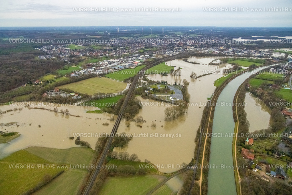 Haltern231204329Lippe | Luftbild vom Hochwasser der Lippe, Weihnachtshochwasser 2023, Fluss Lippe tritt nach starken Regenfällen über die Ufer, Überschwemmungsgebiet am ADAC Fahrsicherheitszentrum Haltern am See, Eisenbahnbrücke über den Fluss Lippe, Wesel-Datteln-Kanal, Hamm, Haltern am See, Ruhrgebiet, Nordrhein-Westfalen, Deutschland