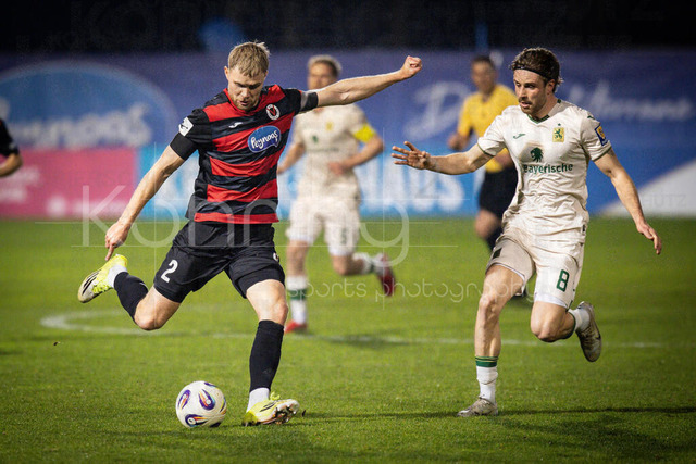 3. Liga: FC Viktoria Köln - TSV 1860 München, 06.03.2026 | Lars Dietz (Viktoria Köln, 2), David Philipp (TSV 1860 München, 8) ; Köln, 06.03.2026 - 28. Spieltag der 3. Fußball-Liga: FC Viktoria Köln - TSV 1860 München im Sportpark Höhenberg in Köln.Die DFL-Bestimmungen verbieten die Verwendung von Fotografien als Bildsequenzen und / oder Quasi-Videos.