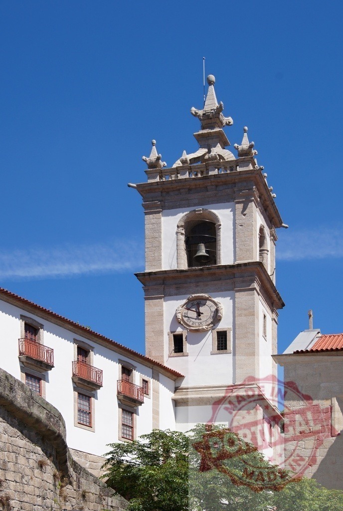 Church bell tower clock under blue sky | Historic church bell tower with a clock and bell against a clear blue sky - Realisiert mit Pictrs.com