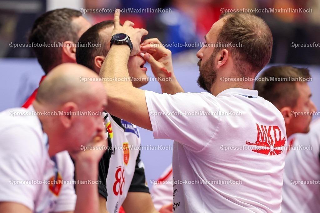EHF20012601061 | 20.01.2026, Handball, Men's EHF EURO 2026, Nordmazedonien - Rumänien, Jyske Bank Boxen in Herning, Dänemark, Preliminary Round:  Pavle Atanasijevikj (North Macedonia #88) sitzt blutend verletzt mit Schmerzen auf dem Spielfeld und muss medizinisch versorgt werden.