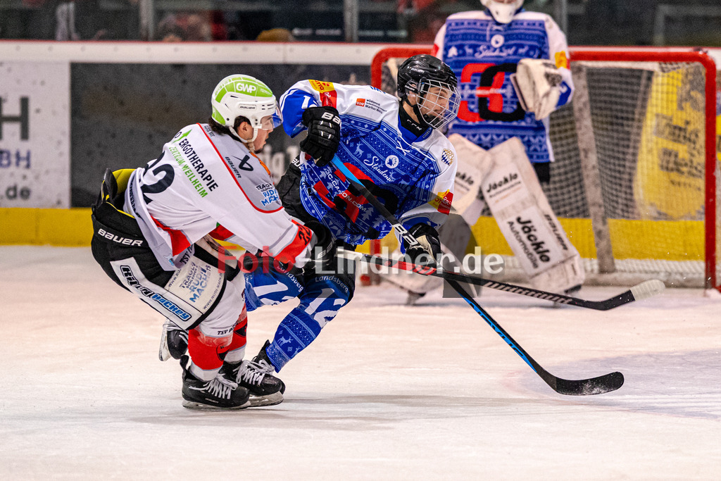 HC Landsberg Riverkings vs TSV Peißenberg Miners | Eishockey Bayernliga 2023/2024, HC Landsberg Riverkings vs TSV Peißenberg Miners, 20231217,
Duell zwischen Sinan ONDÖRTOGLU (Miners 22) und David AMORT (HCL 12),
2023-12-17 in Landsberg (Eisstadion)
22 Sinan ONDÖRTOGLU (Miners 22), 12 David AMORT (HCL 12)
Copyright: WolfgangxLindner foto-lindner.de
