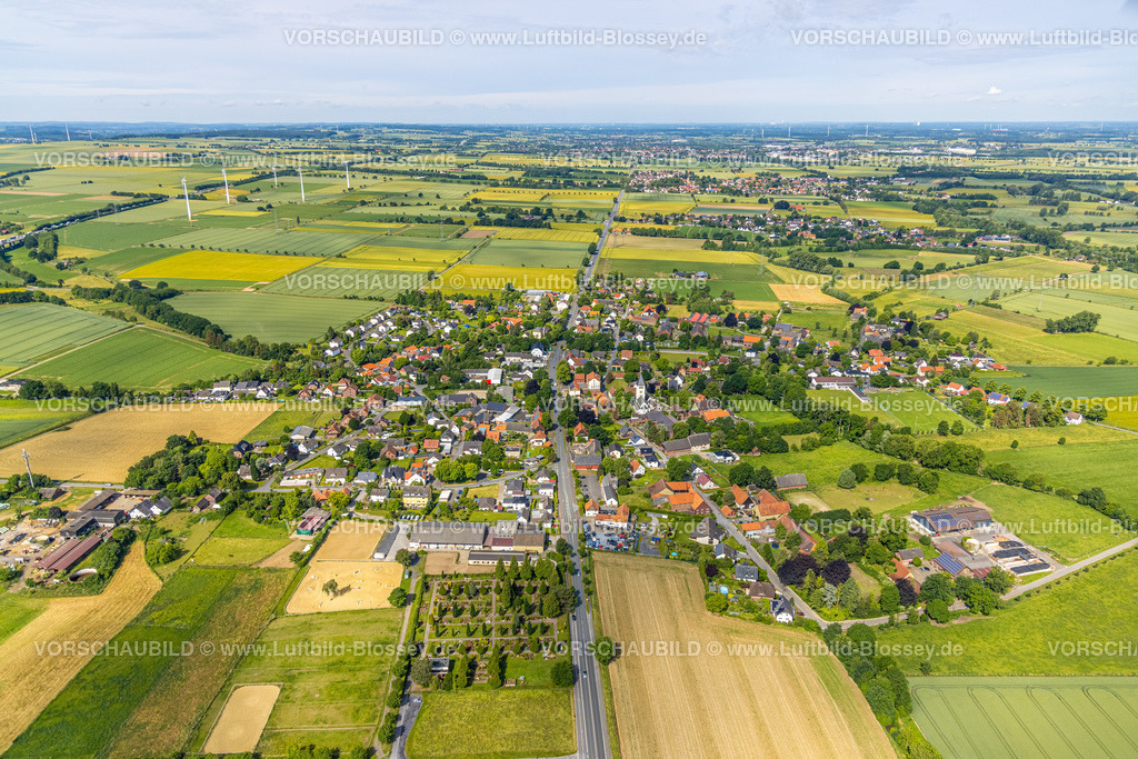 Werl220600615 | Luftbild, Wiesen und Felder mit Ortsansicht Ostönnen, Soest, Soester Boerde, Nordrhein-Westfalen, Deutschland