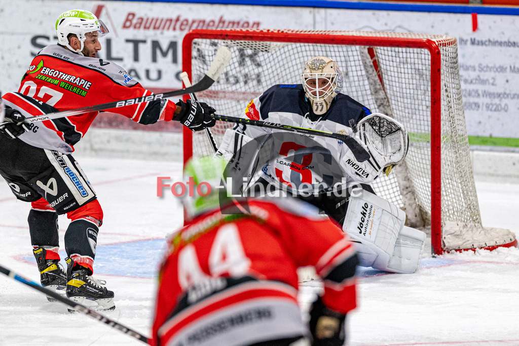 TSV Peißenberg Miners vs HC Landsberg Riverkings | Eishockey Bayernliga 2023/2024, TSV Peißenberg Miners vs HC Landsberg Riverkings,
Tor und Abfälscher von Dominic KRABBAT (Miners 87),
2023-10-22 in Peißenberg (Eisstadion)
33 Michael GÜßBACHER (HCL Goali 33), 87 Dominic KRABBAT (Miners 87), 44 Martin LIDL (Miners 44)
Copyright: WolfgangxLindner foto-lindner.de