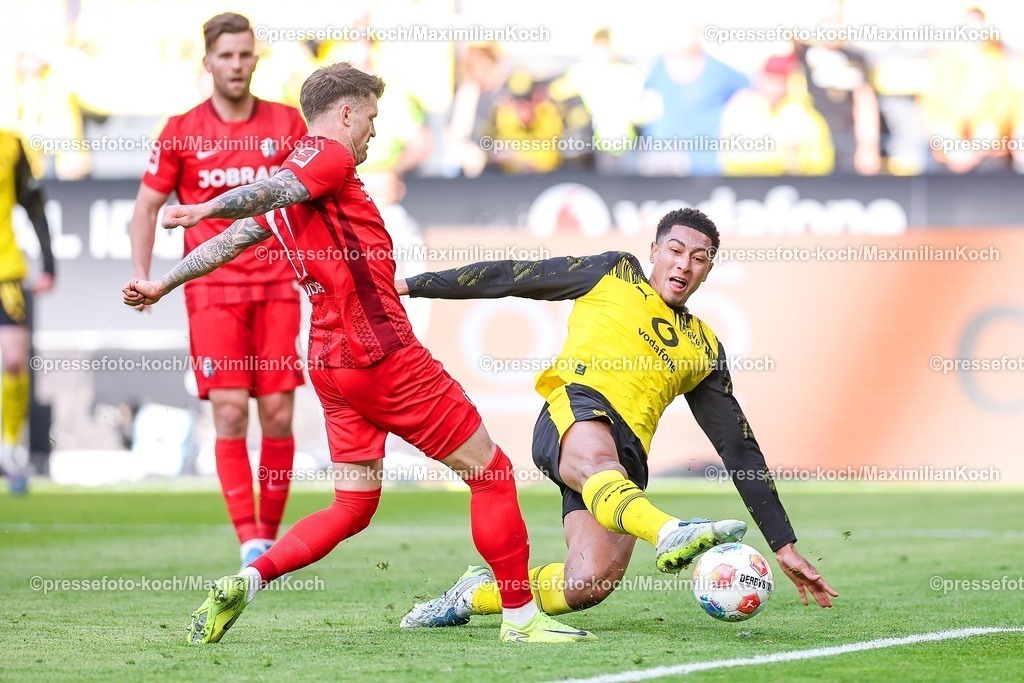 BVB26042601032 | 26.04.2026, Fußball, Borussia Dortmund - SC Freiburg, 1. Fußball Bundesliga, 31. Spieltag, Signal Iduna Park, Saison 2025 2026: Karim Adeyemi&nbsp;(BVB #27) im Zweikampf gegen  Lukas Kübler&nbsp;(SC Freiburg #17)  DFB regulations prohibit any use of photographs as image sequences and or quasi-video.