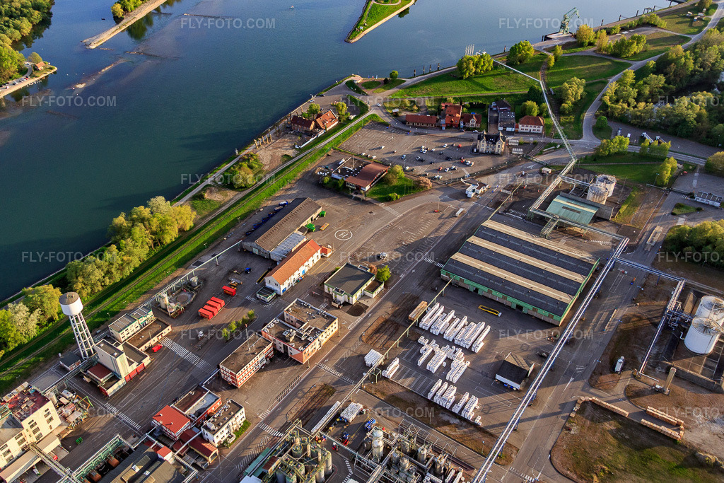 Aerial view: Industry at the Rhine port in Lauterbourg in the state Bas-Rhin, France. – Photo: IMG_077989.jpg taken on 04/24/2015 by Werner Riehm/FLY-FOTO.com – Resolution of the original: 4952 x 3302 px