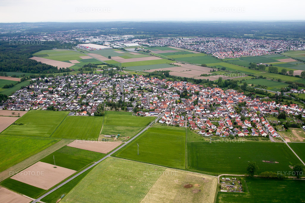 Luftbild: Ortsansicht von Osten im Ortsteil Altheim in Münster im Bundesland Hessen in Deutschland. Foto: IMG_088903.jpg vom 20.05.2016 durch Werner Riehm/FLY-FOTO.de