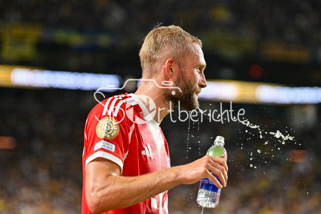 FC Bayern München - Boca Juniors | in dieser Szene nimmt Konrad LAIMER (FC Bayern Muenchen 27) einen kraeftigen Schluck Wasser / Hitze / Miami / Florida / Einzelfoto / Freisteller / FIFA Club World Cup: FC Bayern Muenchen - Boca Juniors, Hard Rock Stadium am 20.06.2025 / NOT FOR SALE IN USA