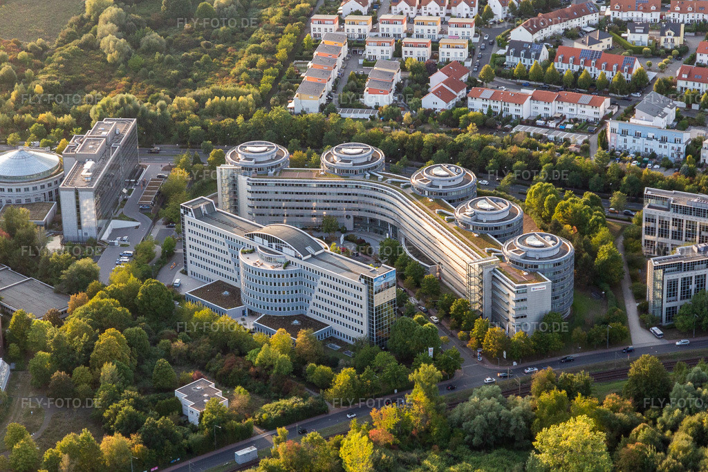 Luftbild: Büro- und Geschäftshaus- Ensemble von Studentenwohnheim Bed & Brains, 14. Polizeirevier, Air Liquide Global E&C Solutions und der Bundesrepublik Deutschland - Finanzagentur GmbH - auch das Lurgihaus genannt am Main im Ortsteil Niederursel in Frankfurt im Bundesland Hessen in Deutschland. Foto: IMG_117679.jpg vom 10.09.2019 durch Werner Riehm/FLY-FOTO.de