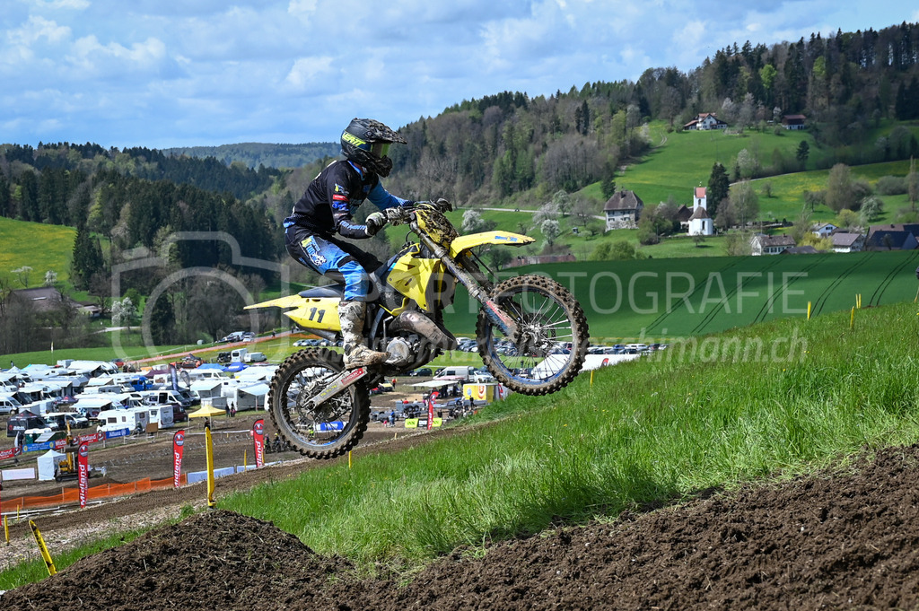 Motocross Schlatt bei Winterthur - 29. April 2023 | #11 Suter Simon aus Matzingen (CH) auf Suzuki in der Kategorie Hobby Open am Motocross Schlatt bei Winterthur, 29. April 2023.
Instagram: @mx_schlatt | @mc_wila | @sam_schweiz
Bild: Sportfotografie Markus Aeschimann | www.markus-aeschimann.ch - Realisiert mit Pictrs.com
