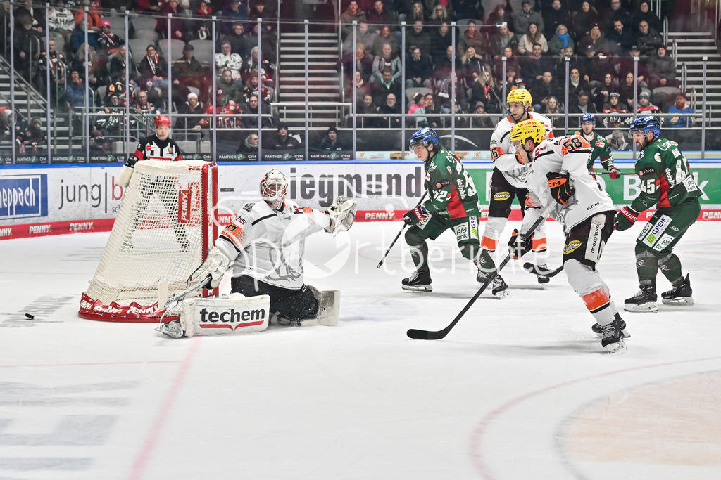 Augsburger Panther - Löwen Frankfurt | AUGSBURG, GERMANY - 16. JANUARY: Dustin TOKARSKI (Löwen Frankfurt 47) kann in dieser Szene einen Schuss halten während dem Match zwischen den Augsburger Panthern und den Löwen Frankfurt am 40. Spieltag der penny DEL im Curt Frenzel Stadion