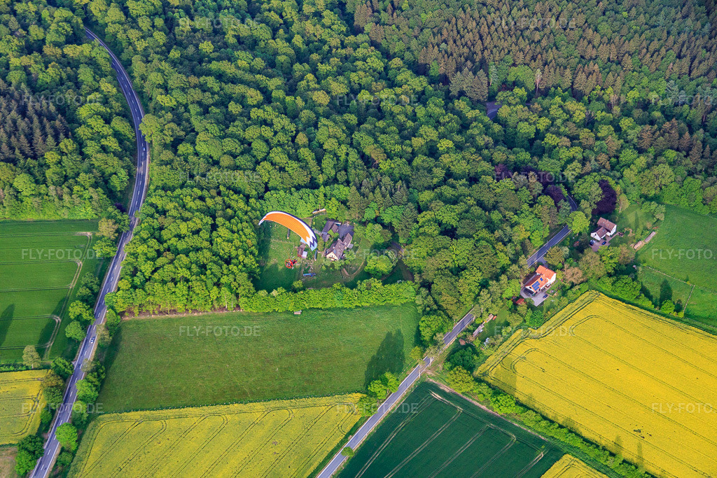 Luftbild: Altes Forsthaus Uslar im Ortsteil Amelith in Bodenfelde im Bundesland Niedersachsen in Deutschland. Foto: IMG_079500.jpg vom 24.05.2015 durch Werner Riehm/FLY-FOTO.de