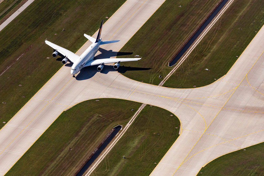 dr__0019969.jpg | MüNCHEN 18.09.2018 Passagierflugzeug A 380 der Lufthansa beim Rollen auf dem Rollfeld und Vorfeld des Flughafen in München im Bundesland Bayern, Deutschland. // Airliner- Passenger aircraft A 380 of Lufthansa rolling on the apron of the airport in Munich in the state Bavaria, Germany. Foto: Daniel Reiter