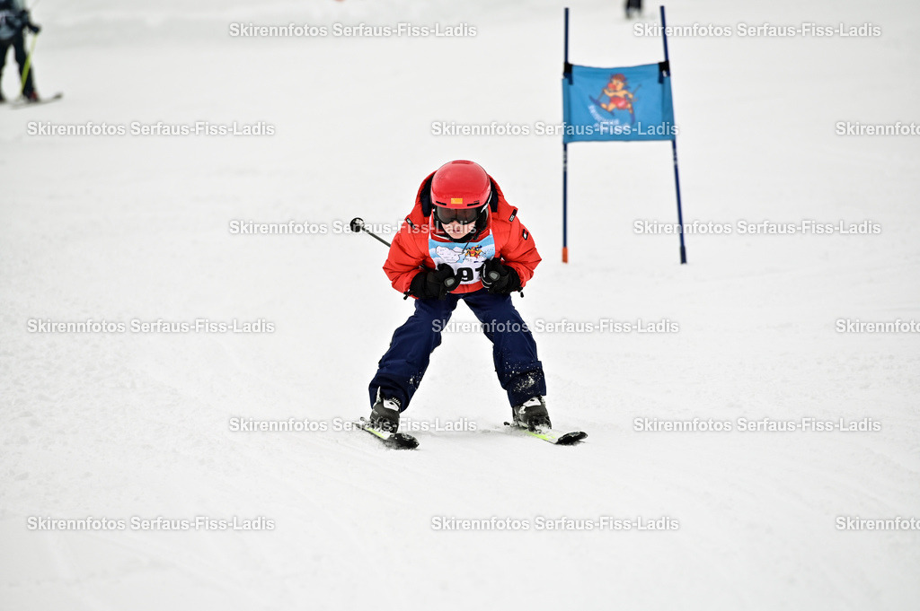 SRF_20.02.2026_1125 | Skirennfotos,Serfaus,Fiss,Ladis,Kinderskirennen,Winter,Tirol,Oberland,skirace,SFL,feelfree,weil wir's genießen,ski,Ski,skifahren,Sonnenplateau, - Realisiert mit Pictrs.com