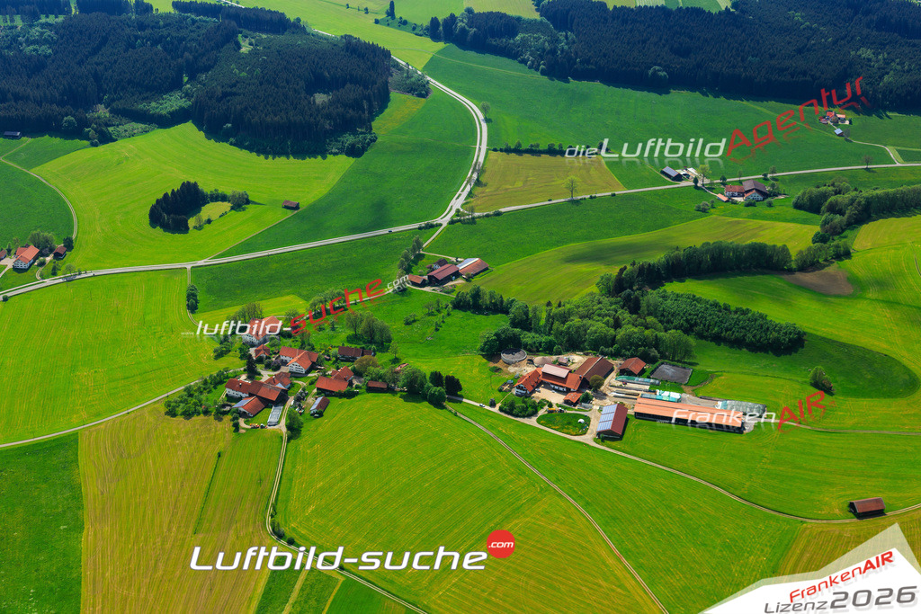 Die Luftaufnahme Maneberg - Untrasried wurde vom UL-Flugzeug (keine Drohne) aus fotografiert.Hohe Druck- Auflösung-die Geschenkidee!
