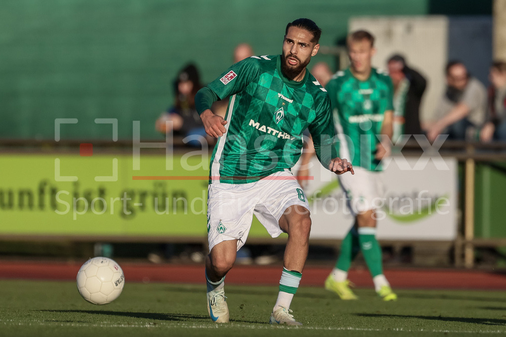 Fussball, Regionalliga Nord, SV Werder Bremen II - VfB Lübeck | v.li.: Mikail Polat (SV Werder Bremen II, 8) am Ball, Einzelbild, Ganzkörper, Aktion, Action, Spielszene