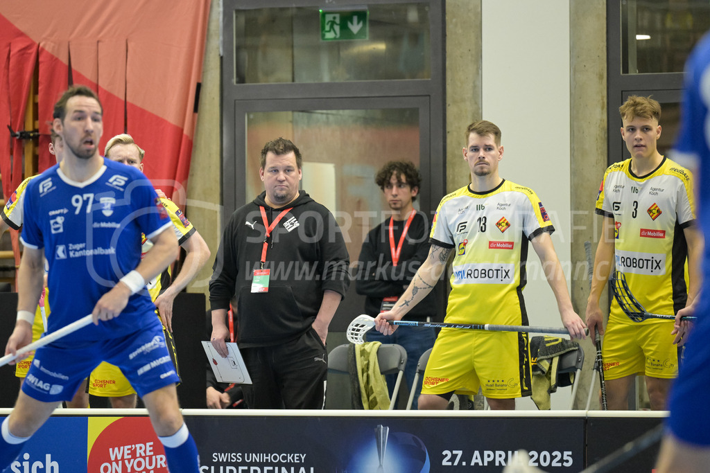 Zug United vs HC Rychenberg - 22. February 2025 | Zug United vs HC RychenbergSporthalle Wankdorf, BernTero Kotilainen (Assistent HC Rychenberg), Claudio Mutter (#13 HC Rychenberg Winterthur) und Almiro Stüdeli (#3 HC Rychenberg Winterthur).Bild: Sportfotografie Markus Aeschimann | www.markus-aeschimann.ch - Realisiert mit Pictrs.com