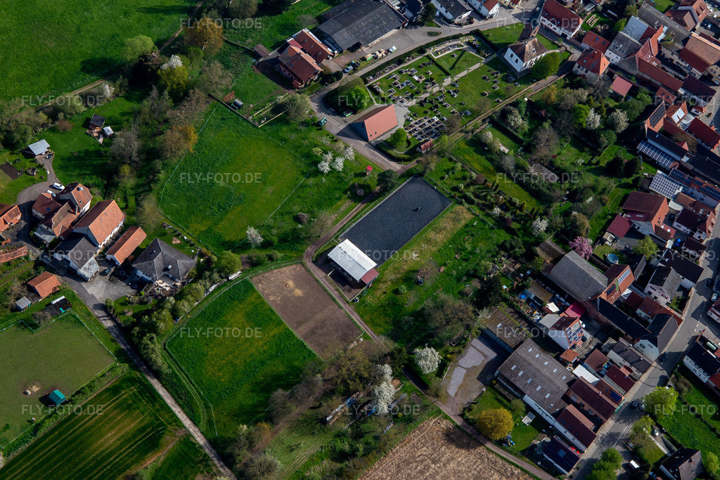 Luftbild: Reitanlage am Friedhof in Winden im Bundesland Rheinland-Pfalz in Deutschland. Foto: IMG_136166.jpg vom 22.04.2023 durch Werner Riehm/FLY-FOTO.de