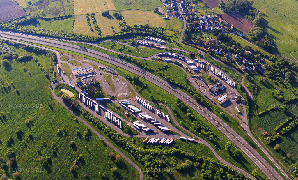 Luftbild: Autobahnratplatz Aire de Saverne Eckartswiller an der A4 in Eckartswiller im Bundesland Bas-Rhin in Frankreich. Foto: IMG_145963.jpg vom 01.05.2025 durch Werner Riehm/FLY-FOTO.deWWW.AUTOROUTES.SANEF.COM