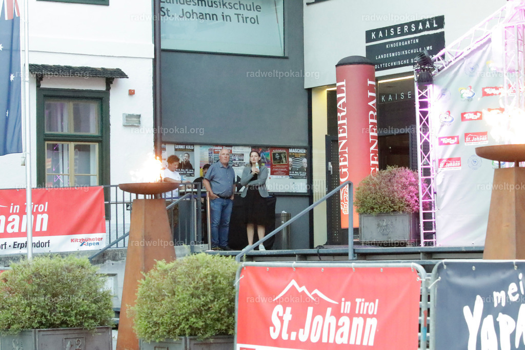 1420_20230817_Bewerb_Maenner_Muehlanger | AUT - OESTERREICH, 2023-08-16: SPORT RENNRAD-FAHREN - 55. INTERNATIONALER RADWELTPOKAL IN ST. JOHANN IN TIROL  - Vintage-Radrennen mit WM-Bronze-Medaillen-Siegerin Christina Schweinberger, den Teilnehmer und Alexander Baumann (vom Orginastions-Team) - TAG 2 BEWERB MAENNER IN SECHS GRUPPEN  ; Foto: Roland Muehlanger