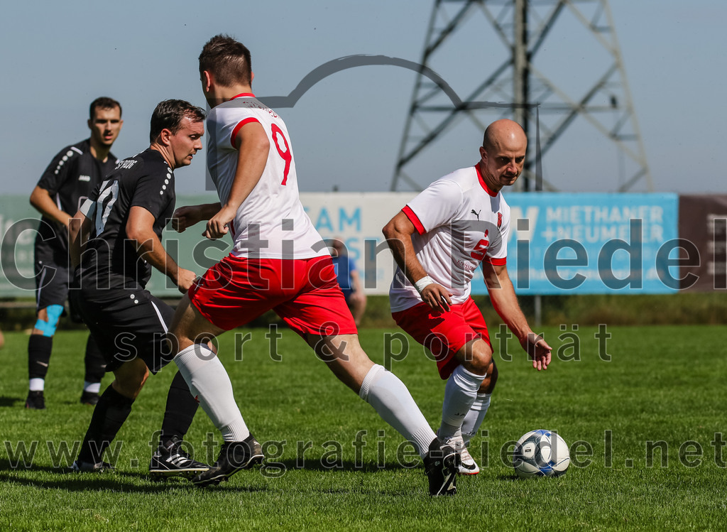 2023-09-17_025_SG_Anzing-Parsdorf_II_gegen_TSV_Zorneding_II | Anzing, Deutschland, 17.09.2023:
Fußball, A-Klasse 2023 / 2024, 5. Spieltag, Endergebnis: 1:1

Stefan Spyra ((SG) Anzing-Parsdorf, #10), Thomas Holzmann (TSV Zorneding, #7), Hannes Gehart (TSV Zorneding, #9)

Foto: Christian Riedel / fotografie-riedel.net
