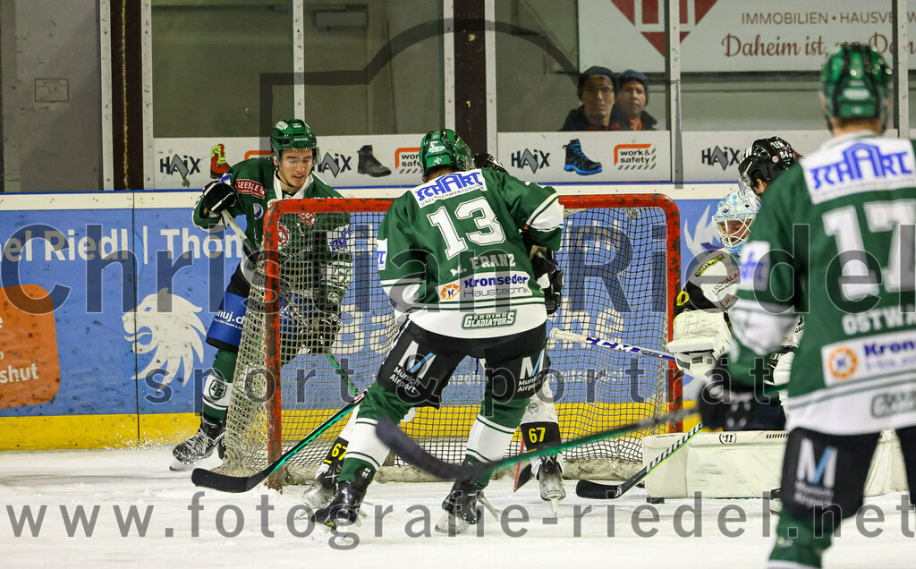 2023-11-17_011_TSV_Erding_gegen_EA_Schongau | Erding, Deutschland, 17.11.2023:
Eishockey, Bayernliga Vorrunde 2023 / 2024, 10. Spieltag, TSV Erding gegen EA Schongau, Endergebnis: 12:4

Michael Franz (Erding Gladiators, #13), Torwart Xaver Nagel (EA Schongau, #80)

Foto: Christian Riedel / fotografie-riedel.net